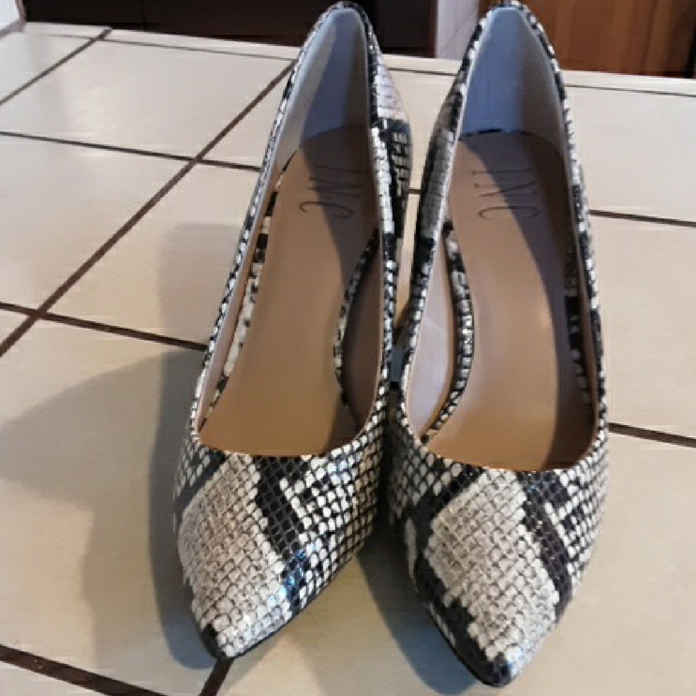 Women’s Black & White Snake-Print Pointed Toe Pumps
